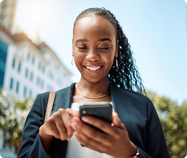 Mulher sorrindo e usando o celular